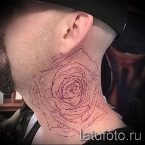 Фото эскиза татуировки розы на шее. Нежный контурный рисунок тату, выполненный красным цветом. Идеальный вариант для первого тату.