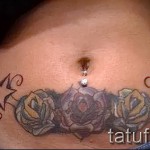 Rose Tattoo auf dem Bauch - eine Möglichkeit, die Fotonummer 15122015 1