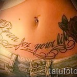 Rose Tattoo auf dem Bauch - eine Möglichkeit, die Fotonummer 15122015 2