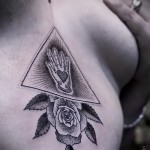 Треугольник и роза - тату на ребрах у молодой девушки - фото