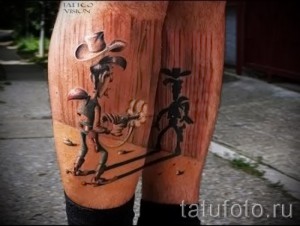 Фото тату ковбоя с длинной тенью на ноге. Необычный рисунок, выполненный в стиле иллюстрации.