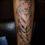 классная татуировка с тигром на икру - фото