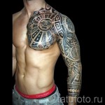 abstract tattoo on his shoulder - Photo example of the number 21122015 1