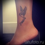 bird tattoo on his ankle - an example in the photo 3