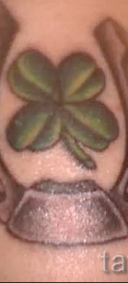 clover tattoo with a horseshoe — a variant on the photo 4