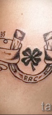 clover tattoo with a horseshoe — a variant on the photo 8