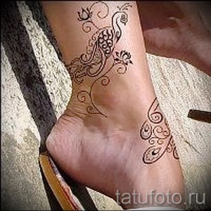 Фото рисунка хной на лодыжке девушки. Сложный восточный узор с цветочными мотивами.