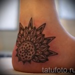 flower tattoo on his ankle - an example in the photo 3