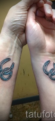 horseshoe tattoo on her wrist — an example in the photo — 07122015 — 1