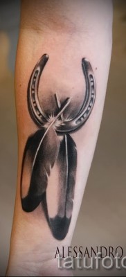 horseshoe tattoo on her wrist — an example in the photo — 07122015 — 4