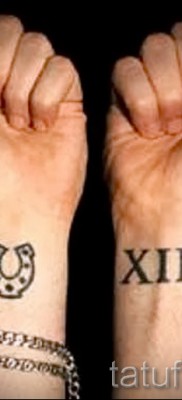 horseshoe tattoo on his arm — Photo example 1