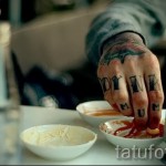 lettres de tatouage sur les doigts - une photo du tatouage fini - 20122015 Numéro 1