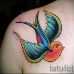 swallow tattoo on her collarbone - Photo example 1