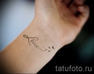 Фото татуировки с надписью "Leave" и тремя маленькими ласточками на запястье. Черно-белый рисунок в минималистичном стиле, символизирующий свободу и отпускание.
