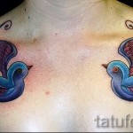 swallow tattoo on his chest - an example of the photo 1