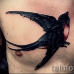 swallow tattoo on his chest - an example of the photo 2