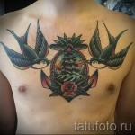 swallow tattoo on his chest - an example of the photo 3