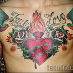 swallow tattoo on his chest - an example of the photo 4