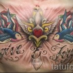 swallow tattoo on his chest - an example of the photo 6