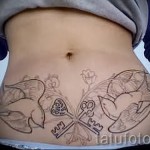 swallow tattoo on his stomach - an example of the photo 1