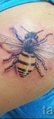 Пример тату пчелы на фото 13