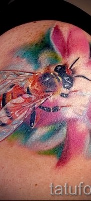 Пример тату пчелы на фото 15