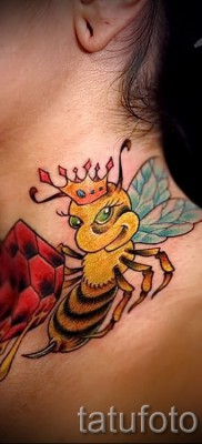 Пример тату пчелы на фото 20