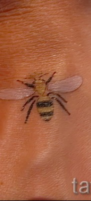 Пример тату пчелы на фото 33