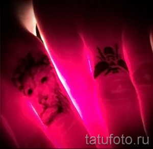 Фото тату: татуировка пчелы, светящаяся в ультрафиолетовом свете, на коже. Необычный и яркий дизайн.