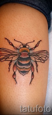 Пример тату пчелы на фото — крупная татуировка в нижней части ноги