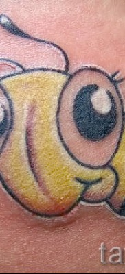 Пример тату пчелы на фото — смешная тату с пчелкой у которой большие глаза