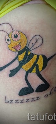 Пример тату пчелы на фото — юмористическая татуировка с пчелой и надписью — bzzzzz off