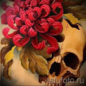 Фото тату хризантемы и черепа. Рисунок татуировки в красных, коричневых и черных тонах. Детализированный эскиз тату.