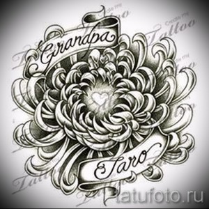 Фото тату хризантемы в черно-белом стиле с надписью "Grandpa Faro" на лентах. Детализированный рисунок, посвященный памяти.