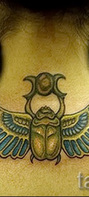 Фото татуировки скарабей сзади на шее у девушки — фото