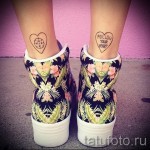 Фото парных тату на лодыжках: два сердца с надписями 'MINE' и 'FOLLOW YOUR HEART'. Символический и романтичный рисунок татуировки.