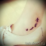 Фото татуировки: силуэты четырех летящих людей на лодыжке. Минималистичный и символичный рисунок татуировки в черном цвете.