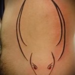 Фото готовой тату знак зодиака телец - большая татуировка линиями на боку у мужчины