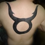 Фото готовой тату знак зодиака телец - большая черная татуировка на спине