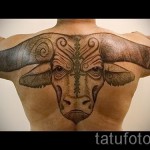 Фото готовой тату знак зодиака телец - большой рисунок на верхней части спины у мужчины
