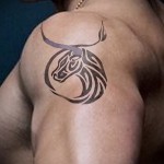 Фото готовой тату знак зодиака телец - вариант на плече для мужчины