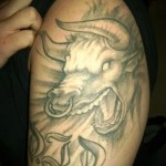 Фото готовой тату знак зодиака телец - злой бык на левом плече у мужчины