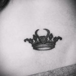 Фото готовой тату знак зодиака телец - корона и символ - маленькая татуировка для девушки