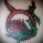 Фото готовой тату знак зодиака телец - красный символ обвитый цветком розы