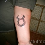 Фото готовой тату знак зодиака телец - крупный символ на изгибе руки у мужчины