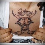Фото готовой тату знак зодиака телец - по центру груди мужчины и надпись