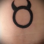 Фото готовой тату знак зодиака телец - простой черный символ с рожками