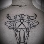 Фото готовой тату знак зодиака телец - рисунок линиями на спине у шеи