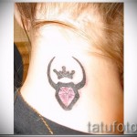Фото готовой тату знак зодиака телец - символ с короной и бриллиантом для девушки