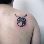 Фото готовой тату знак зодиака телец - символом татуировка на лопатке у мужчины